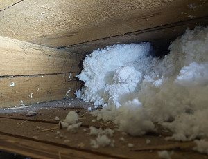 Zateplení stropu bytu pomocí foukané izolace